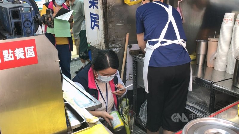 基隆廟口泡泡冰遭民眾指控杯底出現蟑螂腳。衛生局13日派員稽查,針對缺失,要求業者立即改善,完成後才可營業。中央社記者王朝鈺攝 115年7月13日