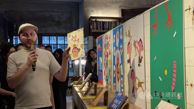 「Spotlight-波蘭兒童插畫的狂歡舞台」14日將在台北松山文創園區「不只是圖書館」展出,策展人哈爾傑伊(Patryk Hardziej)(左)表示,繪本不侷限於兒童欣賞,不同年齡層也能得到收穫。中央社記者王寶兒攝 115年7月13日