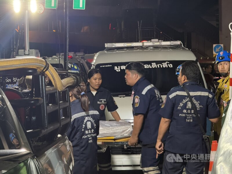 在餐廳發生火災之後,消防人員將遺體搬上救護車。中央社記者李宗憲曼谷攝 115年7月13日