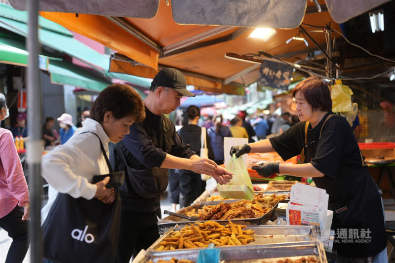 調查顯示，63.17%的消費者預期1年後生活成本將上升，平均預期漲幅為8.77%。圖為民眾在台北市北投區採買食品。（中央社檔案照片）