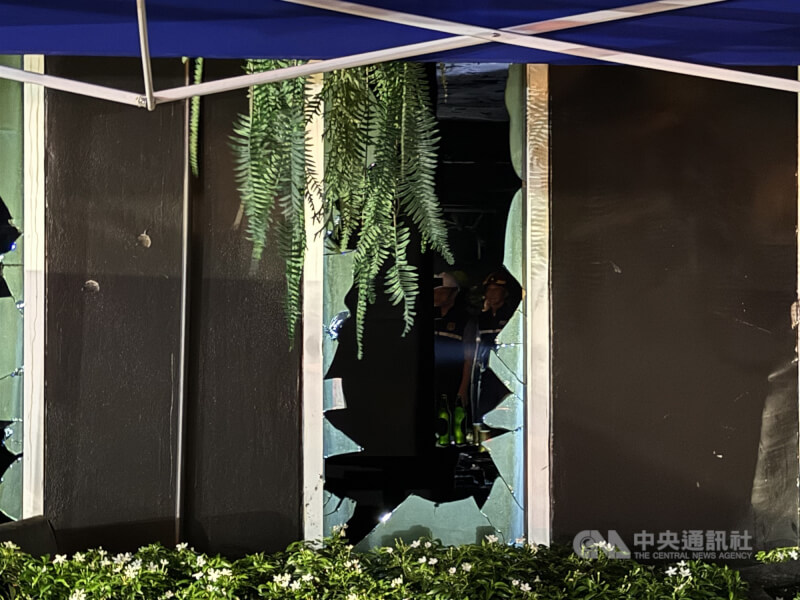 泰國曼谷一間啤酒餐廳13日凌晨發生大火，火勢撲滅後，火災調查人員進入火場勘查。中央社記者李宗憲曼谷攝　115年7月13日
