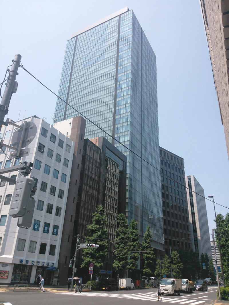 「紐約時報」報導，俄羅斯在對烏克蘭作戰期間，將日本作為科技運用與間諜活動的基地。圖為俄羅斯航空所在的虎之門琴平大樓。（圖取自維基共享資源；作者妖精書士，CC BY 4.0）
