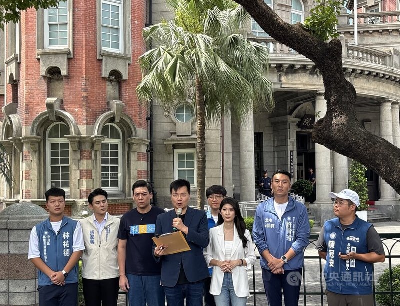 中聯油脂案延燒，國民黨台北市議員楊植斗（左4）等人14日於監察院門口舉行記者會，檢舉行政院長卓榮泰等人瀆職。中央社記者高華謙、實習記者洪瑀彤攝　115年7月14日