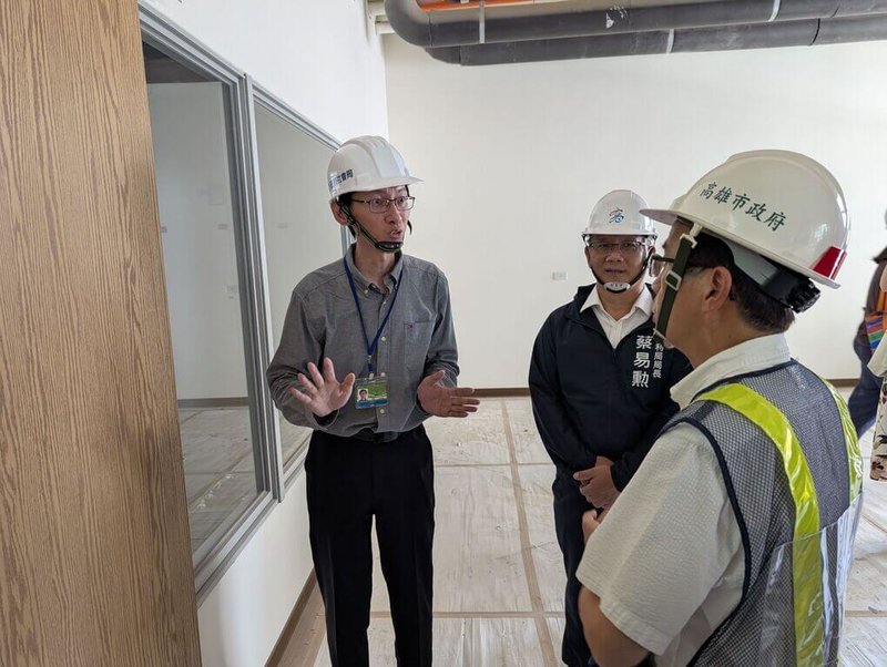 「大寮社會住宅（第一期）新建統包工程」預計10月完工啟用，高雄市政府都發局、水利局等單位14日前往視察1樓店鋪及社福空間等。（高雄市水利局提供）中央社記者蔡孟妤傳真　115年7月14日