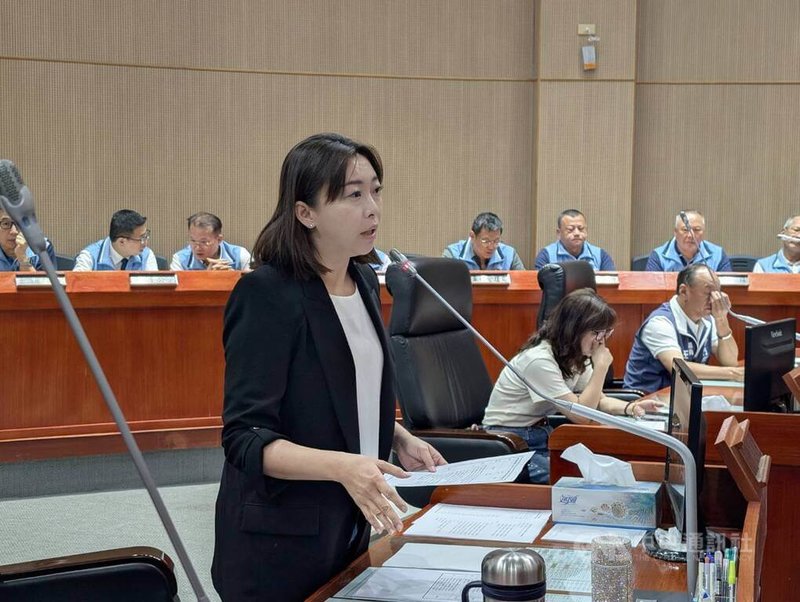 金門縣議會14日臨時會中，無黨籍議員吳佩雯（前）表示，請縣府向民航局爭取居民保留機位以保障金門民眾交通權益。中央社記者吳玟嶸攝　115年7月14日