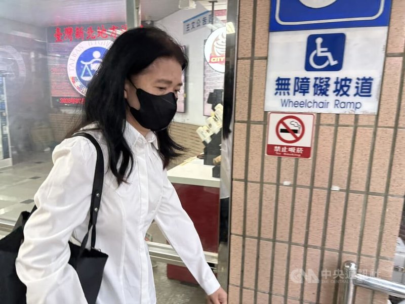 網紅Andy與前女友家寧爆出YouTube頻道「眾量級CROWD」帳務糾紛,家寧媽媽曾淑惠(圖)被依業務侵占、背信及逃漏稅等罪起訴,14日庭訊後離開新北地方法院。中央社記者曹亞沿攝 115年7月14日