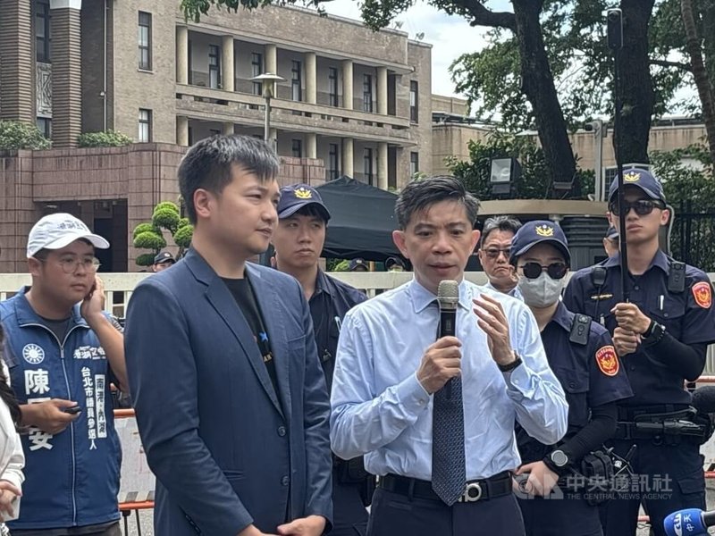 國民黨台北市議員楊植斗（前排左1）等人14日就中聯油脂案赴行政院陳情，要求相關官員下台。行政院食品安全辦公室主任許輔（前排右1）表示，不會眷戀、該負的責任當然要負，現在會先補上漏洞，全力做好食安。中央社記者高華謙、實習記者洪瑀彤攝　115年7月14日