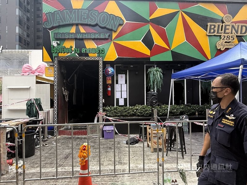 泰國曼谷啤酒餐廳12日深夜發生大火,造成30人死亡、76人受傷。14日火災現場仍拉起封鎖線,入口可見明顯燒灼痕跡。中央社記者李宗憲曼谷攝 115年7月14日