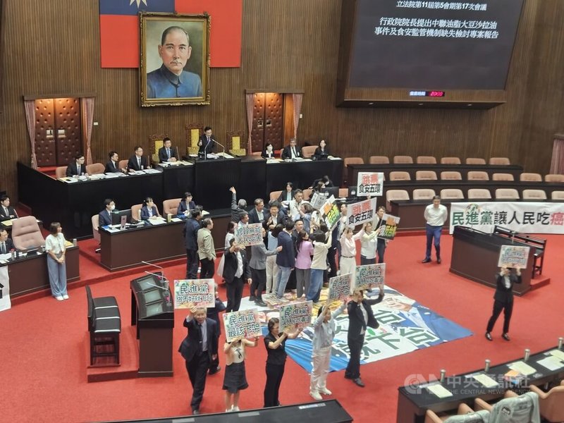 國民黨立委傅崐萁等多名國民黨、民眾黨立委14日占據質詢台，高喊「沒有食安沒有院長」、「卓榮泰下台、民進黨毒台」等口號，阻擋行政院長卓榮泰上台報告。中央社記者曾以寧攝　115年7月14日