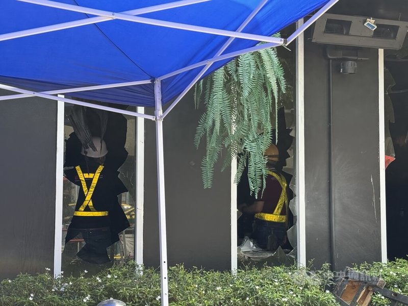 曼谷啤酒餐廳發生重大火災後，調查人員持續進入火場蒐證，以釐清起火原因及業者是否有疏失。中央社記者李宗憲曼谷攝　115年7月14日