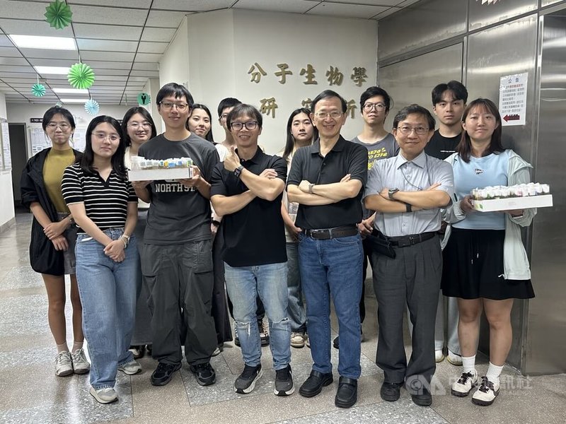 國立中興大學團隊研究果蠅發現，精子幹細胞會因老化、微環境改變，影響細胞間的競爭。興大分子生物學研究所所長楊文明（前排右3）、教授賴建成（前排右2）、助理教授曾振圓（前排左3）與研究團隊合影。中央社記者趙麗妍攝　115年7月14日