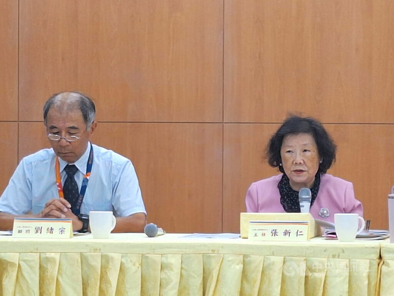 115學年度分科測驗14日下午考完，大學入學考試中心主任張新仁（右）也於最後1節公民與社會考試結束後，說明試務狀況。中央社記者許秩維攝　115年7月14日