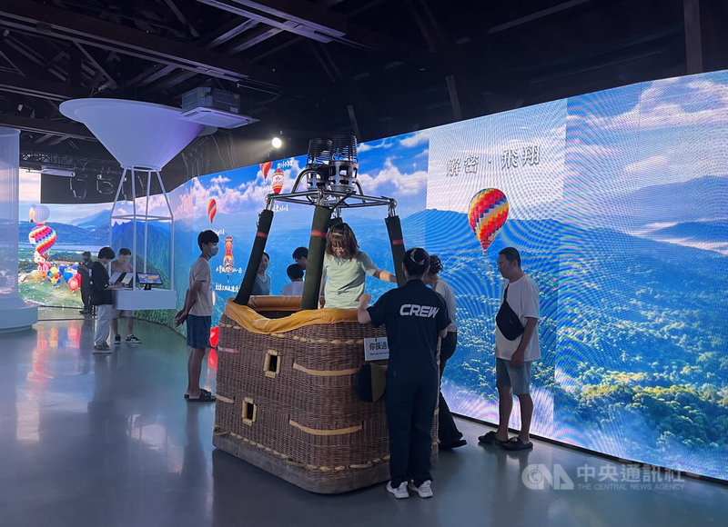 2026台東博覽會即日起至8月20日開展，台東縣政府統計，截至13日吸引逾16萬人次參與。圖為台東舊站特區的熱氣球主題館。中央社記者盧太城台東攝　115年7月14日