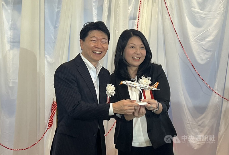 台灣虎航董事長黃世惠（右）14日出席「日本桃太郎×虎將紀念彩繪機首航暨10週年紀念典禮」，與日本岡山縣知事伊原木隆太（左），一同為彩繪機進行揭幕儀式。中央社記者黃巧雯攝　115年7月14日