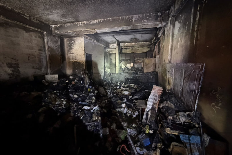 台南市永康區1戶透天式民宅建物14日中午發生火災，燃燒屋內雜物，造成1名男性住戶面部、手部及背部燒燙傷送醫。（讀者提供）中央社記者楊思瑞台南傳真　115年7月14日