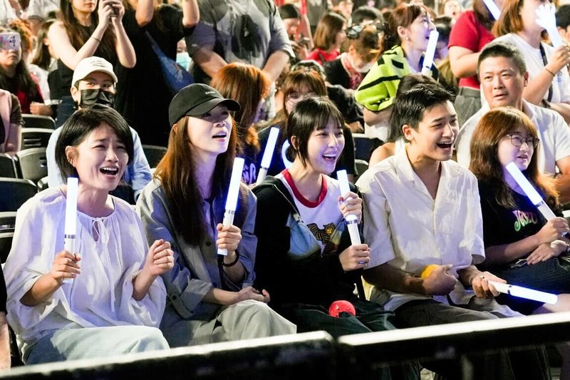 樂團五月天13日晚間在台北大巨蛋舉辦5525+2「回到那一天」25週年演唱會,導演嚴藝文(前左起)與演員謝盈萱、王渝萱、裴子齊到場觀賞。(相信音樂提供)中央社記者洪素津傳真 115年7月14日