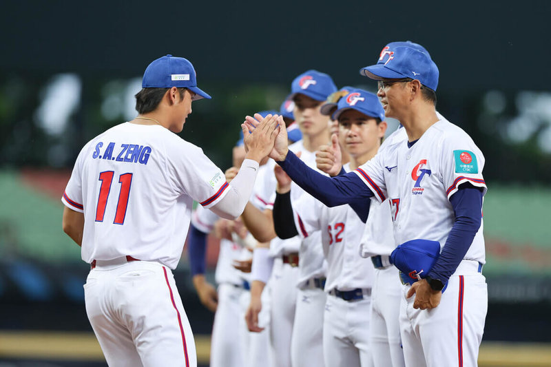 2026四國菁英棒球對抗賽台灣14日與日本交手，日本以12比1、7局獲勝，挺進冠軍戰；台灣則將在季軍戰與韓國交手。圖為賽前台灣隊列隊擊掌畫面。（中華民國棒球協會提供）中央社記者謝靜雯傳真　115年7月14日