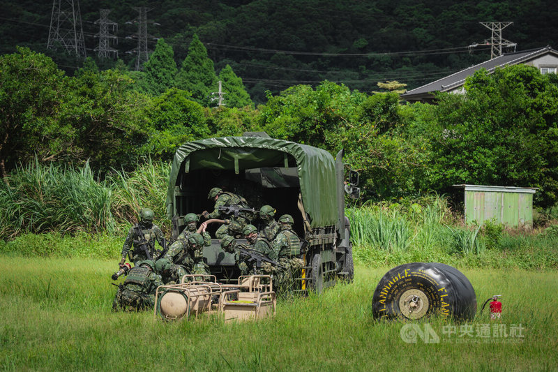 1架UH-60M黑鷹直升機14日上午沿大漢溪河道飛行,在大溪一帶指定位置懸停、精準吊掛500加侖航空油囊落地,隨即由地面部隊接手。中央社記者游凱翔攝 115年7月14日