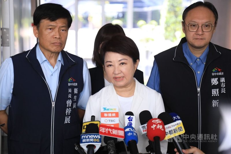 台中市民聯合婚禮將打造空中婚禮，10月20日飛日本沖繩，台中市長盧秀燕（中）將在航程中證婚，她14日接受媒體聯訪表示，單純證婚，沒有其他出訪行程。中央社記者郝雪卿攝   115年7月14日