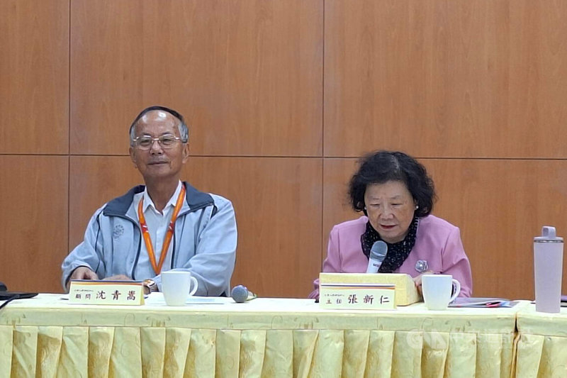 115學年分科測驗14日舉行第2天考試，第2節考地理，缺考率9.82%，大學入學考試中心主任張新仁（右）也於考試結束後說明試務狀況。中央社記者許秩維攝　115年7月14日