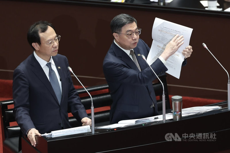 立法院會14日下午邀行政院長卓榮泰(右)率相關部會首長列席,提出「中聯油脂大豆沙拉油事件及食安監管機制缺失檢討」專案報告,並備質詢。卓榮泰表示,地方應在第一線執行非法食品的稽查,是否有做到「進到工廠的查核」,是未來行政、司法調查的一項重要依據。左為衛福部長石崇良。中央社記者吳家昇攝 115年7月14日