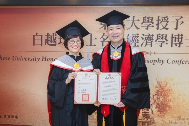東吳大學傑出校友白越珠（左）參與並推動數百項新藥研究計畫，對醫藥發展與人類健康貢獻卓著，由東吳大學校長詹乾隆（右）代表頒贈東吳大學名譽博士學位。（東吳提供）中央社記者許秩維傳真　115年7月14日