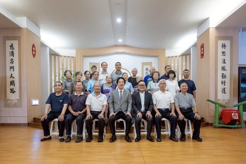 總統賴清德（前右4）14日在民進黨基隆市長參選人童子瑋（前右3）陪同下，參訪慈濟靜思堂，祈求台灣國泰民安、風調雨順。（童子瑋進步基隆辦公室提供）中央社記者王朝鈺傳真　115年7月14日