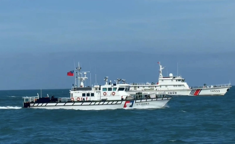 4艘中國海警船14日侵擾金門水域，海巡巡防艇採取一對一併航監控、全程蒐證，並以中、英文無線電廣播，要求其立即轉向航離。（海洋委員會海巡署金馬澎分署提供）中央社記者吳玟嶸傳真　115年7月14日