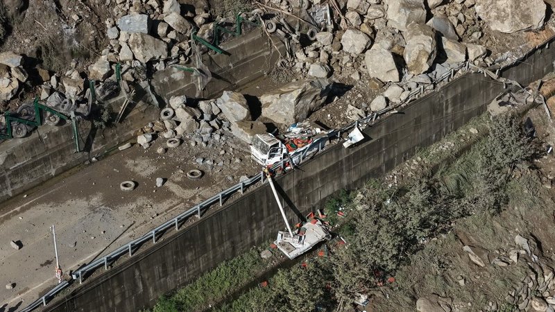 苗栗縣大湖鄉往泰安鄉要道苗62線2.3公里處13日晚間發生落石崩塌，1輛貨車被擠壓至護欄邊，駕駛逃生僅擦挫傷。因土石量體龐大，需有大型機具才能處理，14日道路持續封閉，往泰安鄉3村須改道。（苗栗縣政府提供）中央社記者郭宣彣傳真　115年7月14日