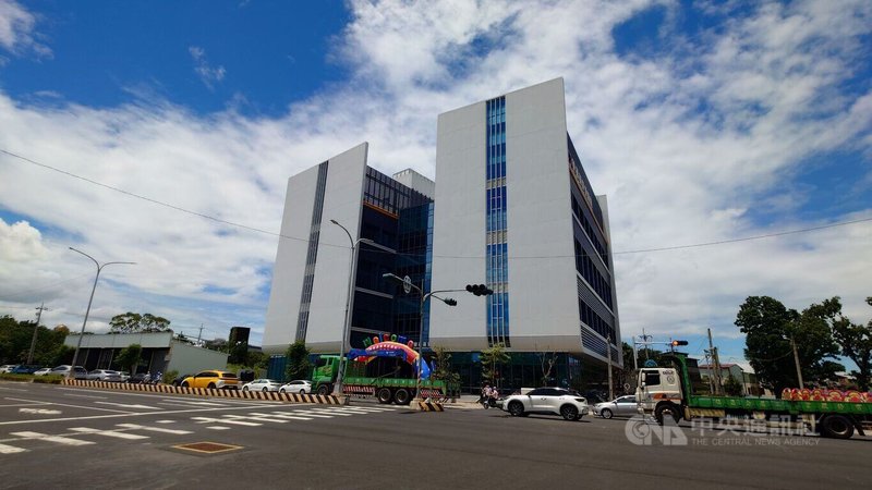 位於嘉義縣民雄鄉文隆村的雙福基督教醫院14日落成啟用，外觀以「方舟」為設計意念，傳遞聖經中挪亞方舟承載、拯救的意涵。中央社記者蔡智明攝　115年7月14日
