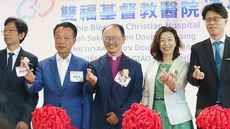 位於嘉義縣民雄鄉文隆村的雙福基督教醫院14日落成啟用,衛福部政務次長林靜儀(右2)前來祝賀,她說醫院設在鄉村,造福民眾、方便長輩看病。左2為嘉義縣長翁章梁。中央社記者蔡智明攝 115年7月14日