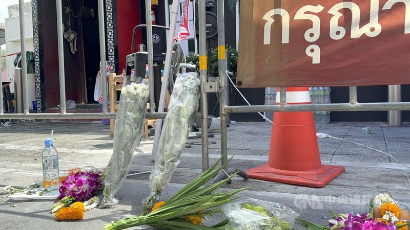 曼谷啤酒餐廳大火造成30人死亡、76人受傷。事發隔天,罹難者家屬、親友及民眾在火災現場外擺放鮮花、花環及供品悼念死者。中央社記者李宗憲曼谷攝 115年7月14日