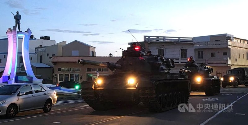 國軍聯合防禦操演進入2天，第一作戰區14日晚間進行重要目標應援操演，戰車等穿梭澎湖街道。中央社　115年7月14日