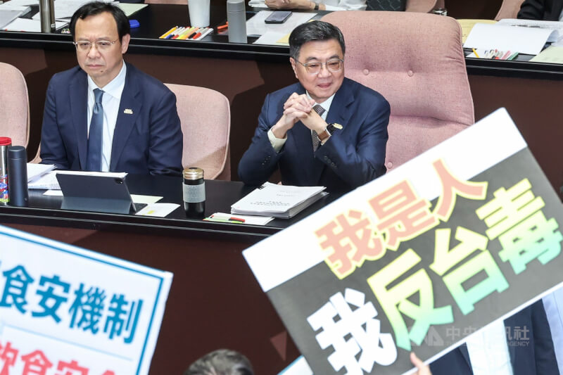 行政院長卓榮泰（右）14日赴立法院提出中聯油脂大豆沙拉油事件及食安監管機制缺失檢討專案報告並備質詢，國民黨立委占領發言台不讓卓榮泰上台報告，左為衛福部長石崇良。中央社記者吳家昇攝　115年7月14日