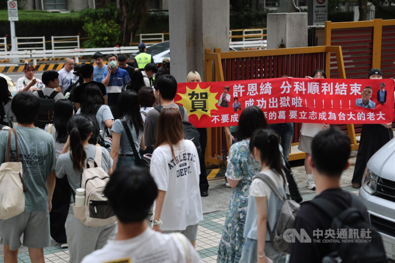 115學年度分科測驗14日落幕，最後一科公民與社會考完後，有學生於成功高中校門口做紅布條迎接朋友。中央社記者趙世勳攝　115年7月14日