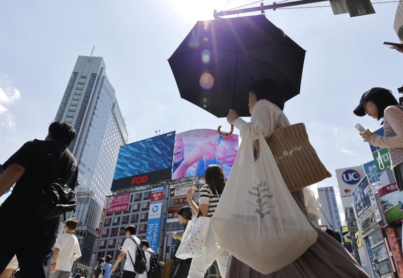 圖為東京澀谷人潮。（共同社）