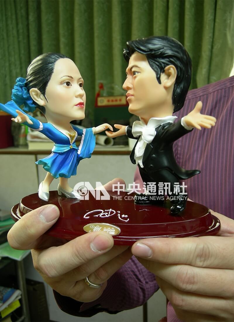 高由雄市政府與高雄郵局合作推出的王建民代言2009高雄世運系列產品，珍藏版「王者之舞」王建民跳舞公仔亮相，該公仔將全部作為協助市府宣傳高雄世運的公益宣傳贈品。中央社記者程啟峰攝 97年1月16日