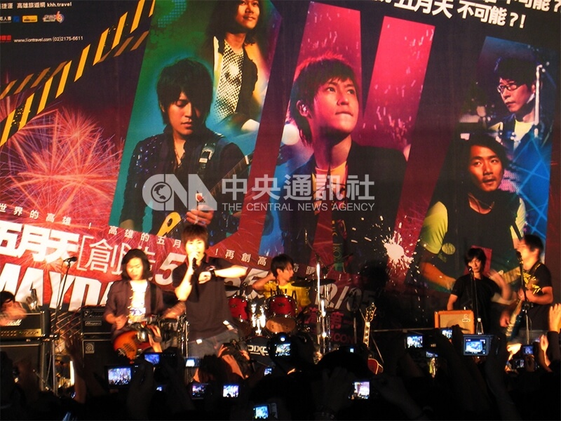 五月天樂團於高雄世運主場館舉行演唱會，原計劃販售4萬5000張門票，因大受歡迎，增加搖滾區，售票直逼5萬4000張。25日晚上，樂團成員在高捷中央公園站舉行「謝票演唱會」，氣氛超high。中央社記者王淑芬攝 98年10月25日
