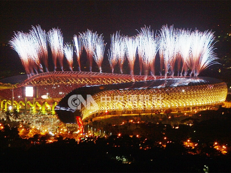 2009高雄世運開幕式在世運主場館登場，炫麗煙火照亮高雄市夜空，為世運各項精采表演揭開序幕。中央社記者蘇聖斌攝 98年7月16日