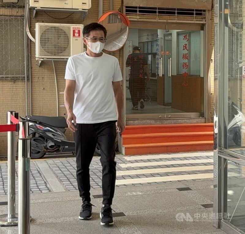 網紅Andy與前女友家寧爆出YouTube頻道「眾量級CROWD」帳務糾紛,家寧一家被起訴。家寧爸爸張國龍(圖)14日被傳喚,現身新北地方法院。中央社記者曹亞沿攝 115年7月14日