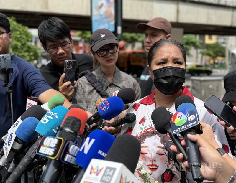 曼谷啤酒餐廳大火倖存者之一帕塔瑪(右)回到火災現場悼念罹難者。她表示,火勢蔓延速度極快,「快到大家都慌了,幾乎不可能有奇蹟」。中央社記者李宗憲曼谷攝 115年7月14日