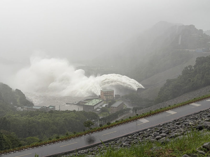 日前颱風巴威為石門水庫帶來豐沛雨量與入流量，創石門水庫近10年來颱風入流量最高紀錄。石門水庫並在颱風期間啟動各項防洪調節措施，如溢洪道及排砂隧道調節性放水等。（北水分署提供）中央社記者葉臻傳真　115年7月15日