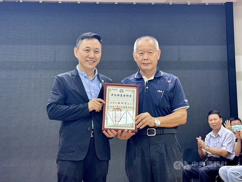 彰化縣芳苑鄉農會15日召開理事會，投票遴選新任總幹事，結果由前國民黨中常委謝坤宏（左）勝出，芳苑鄉農會理事長林木村（前右）頒發聘書。中央社記者鄭維真攝　115年7月15日