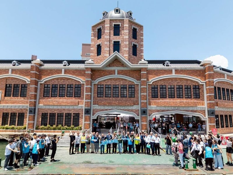 高雄市旗津輪渡站完成整體整修工程，15日舉行揭幕典禮。高雄市政府也將推出一系列行銷旗津的活動，也希望藉由旗津輪渡站重新開幕，迎來更多觀光人潮。（高雄市交通局提供）中央社記者蔡孟妤傳真　115年7月15日