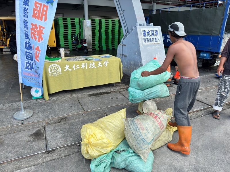 屏東縣政府2026年持續推動廢棄漁網回收再利用計畫，提供回收獎勵每公斤新台幣15元，並強化漁網前處理、分類回收及再利用機制，盼將廢棄漁網轉化為循環資源，只要設籍屏東縣的漁民均可申請獎勵。（屏東縣政府提供）中央社記者李卉婷傳真　115年7月15日
