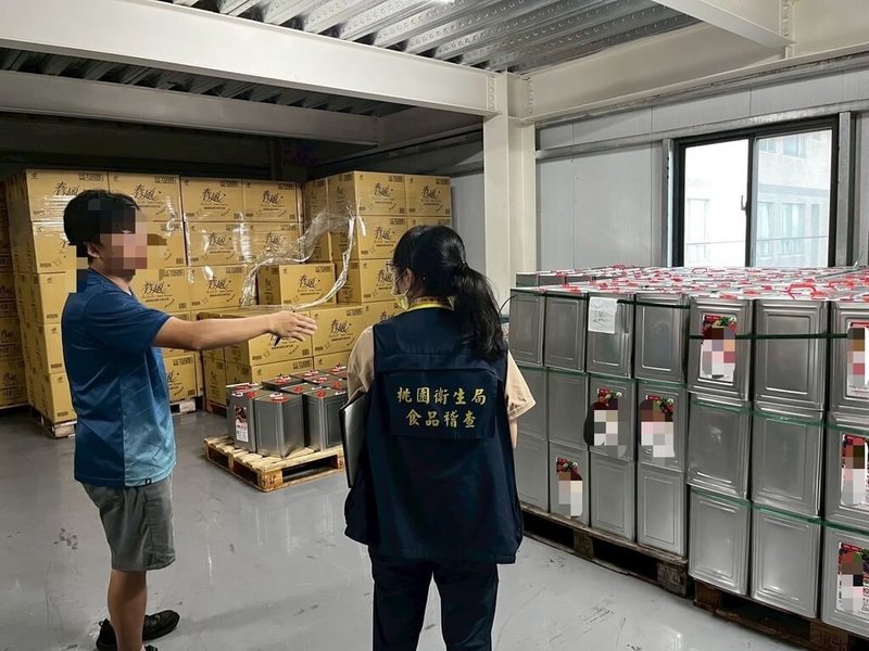 中聯油脂案持續延燒，桃園市政府15日表示，截至14日已查核轄內逾1214家業者，累計處理油品總量超過4萬6000公斤。（桃園市政府提供）中央社記者葉臻傳真  115年7月15日