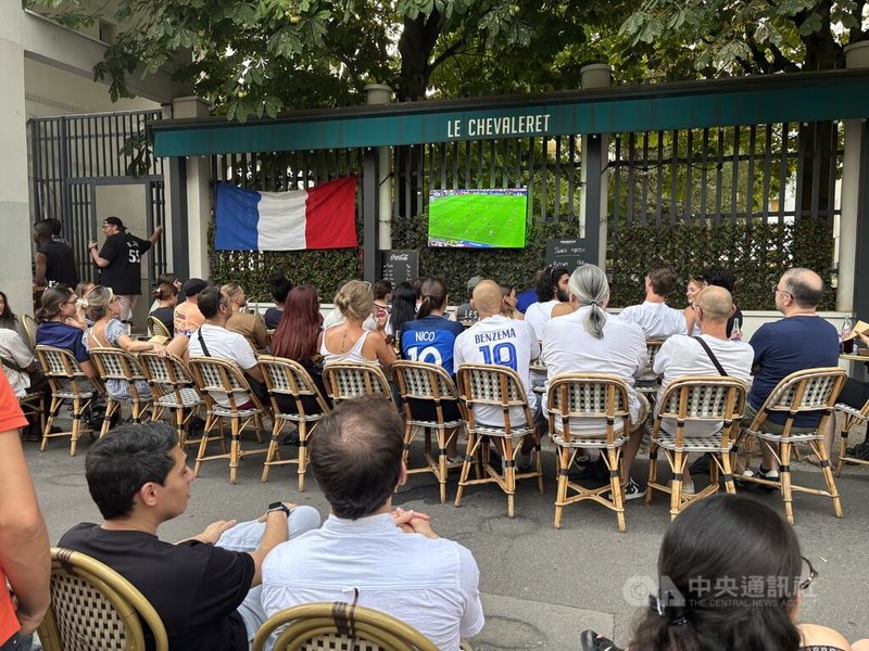 法國隊14日晚間在世界盃足球賽準決賽對上西班牙,許多巴黎人穿上球衣到餐館或酒吧看球。法國最後以0比2敗北。中央社記者曾依璇巴黎攝 115年7月15日