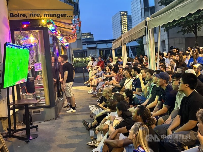 法國隊14日晚間在世界盃足球賽準決賽對上強敵西班牙,許多球迷上街看球。法國最後以0比2輸球。中央社記者曾依璇巴黎攝 115年7月15日