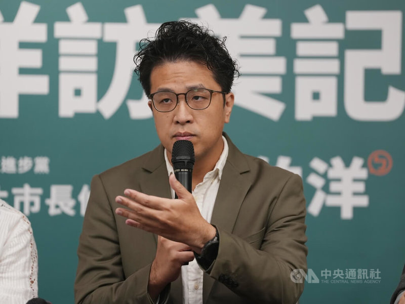 民進黨台北市長參選人沈伯洋15日在民進黨中央黨部，召開「走向國際，團隊升級！沈伯洋訪美記者會」，暢談出訪理念。中央社記者徐肇昌攝 115年7月15日