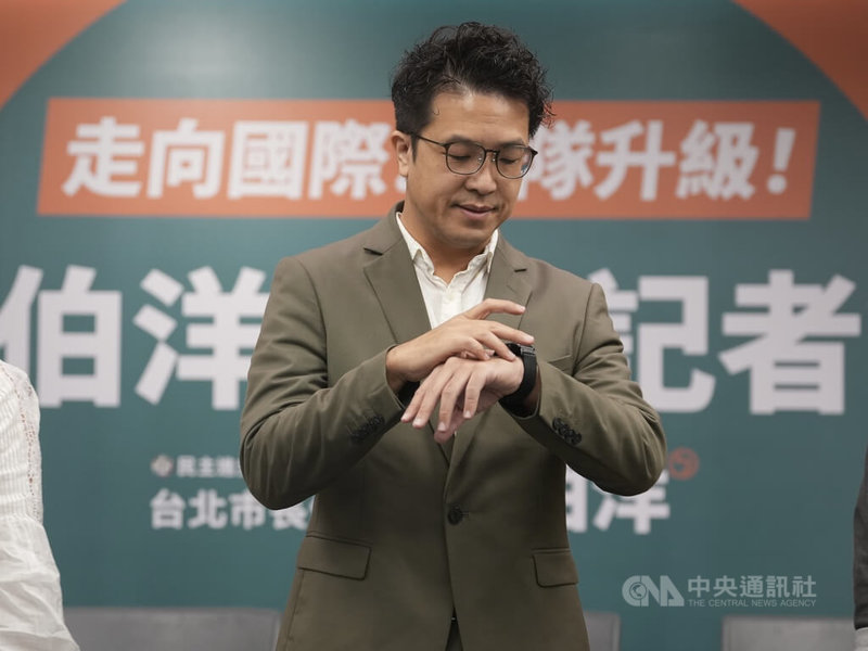 民進黨台北市長參選人沈伯洋15日在民進黨中央黨部，召開「走向國際，團隊升級！沈伯洋訪美記者會」，沈伯洋說明結束後看手錶確認時間。中央社記者徐肇昌攝 115年7月15日